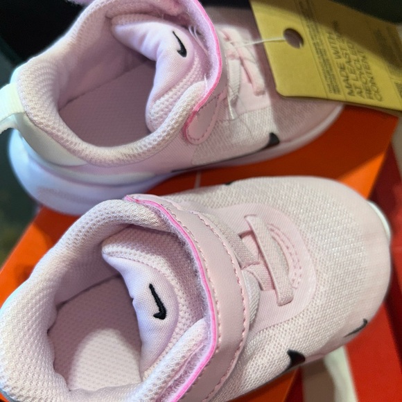 NWOT baby girl Nike revolution 7 sneaker pink - Picture 2 of 5